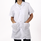 Bata personalizada en tela dacrón antifluido, de uso institucional, ideal para personal médico, clínico o de laboratorio en entornos que requieren protección y presentación profesional – Stamparbq Tiltex.