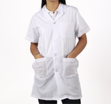 Bata personalizada en tela dacrón antifluido, de uso institucional, ideal para personal médico, clínico o de laboratorio en entornos que requieren protección y presentación profesional – Stamparbq Tiltex.