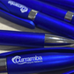 Bolígrafo publicitario personalizado con logo, ideal para ferias, campañas promocionales, universidades y regalos empresariales – Stamparbq Tiltex.