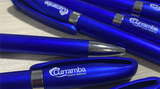 Bolígrafo publicitario personalizado con logo, ideal para ferias, campañas promocionales, universidades y regalos empresariales – Stamparbq Tiltex.