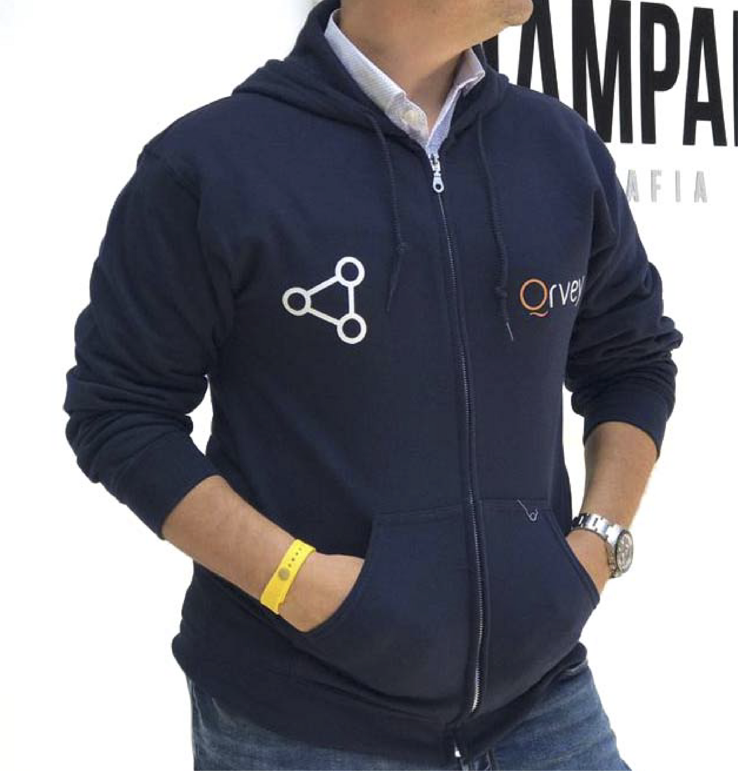 Buzo con capucha y cierre frontal, ideal para uniforme corporativo, dotación empresarial, cómodo, personalizable, con bolsillos y horma unisex.