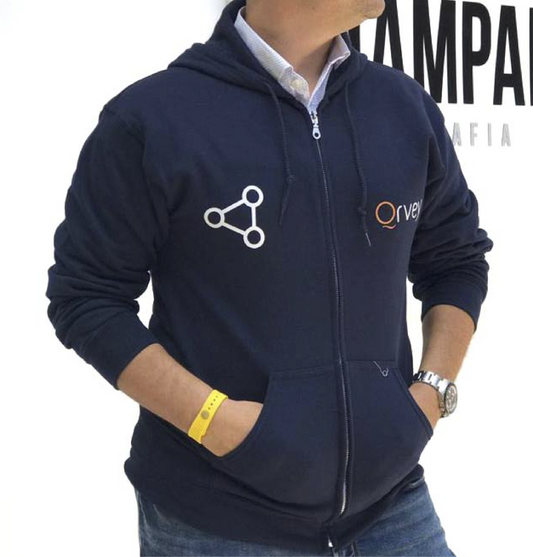 Buzo con capucha y cierre frontal, ideal para uniforme corporativo, dotación empresarial, cómodo, personalizable, con bolsillos y horma unisex.