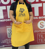 Delantal personalizado en tela antifluido, resistente al contacto con líquidos y fácil de lavar, ideal para dotaciones institucionales, restaurantes, clínicas o laboratorios – Stamparbq Tiltex.