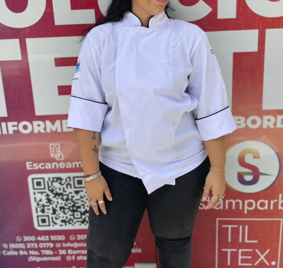 Filipina personalizada en tela antifluido, perfecta para personal de salud, clínicas, laboratorios y dotaciones que requieren protección y presentación profesional – Stamparbq Tiltex.