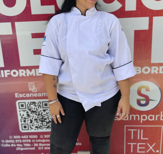 Filipina personalizada en tela antifluido, perfecta para personal de salud, clínicas, laboratorios y dotaciones que requieren protección y presentación profesional – Stamparbq Tiltex.