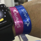 Manilla personalizada en satín con impresión de logo, ideal para eventos, campañas promocionales y control de acceso corporativo – Stamparbq Tiltex.