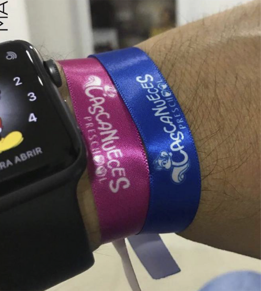 Manilla personalizada en satín con impresión de logo, ideal para eventos, campañas promocionales y control de acceso corporativo – Stamparbq Tiltex.
