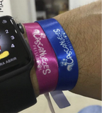 Manilla personalizada en satín con impresión de logo, ideal para eventos, campañas promocionales y control de acceso corporativo – Stamparbq Tiltex.
