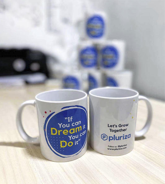 Mug personalizado en cerámica blanca con impresión a todo color, ideal para regalos corporativos, campañas publicitarias y merchandising empresarial – Stamparbq Tiltex.