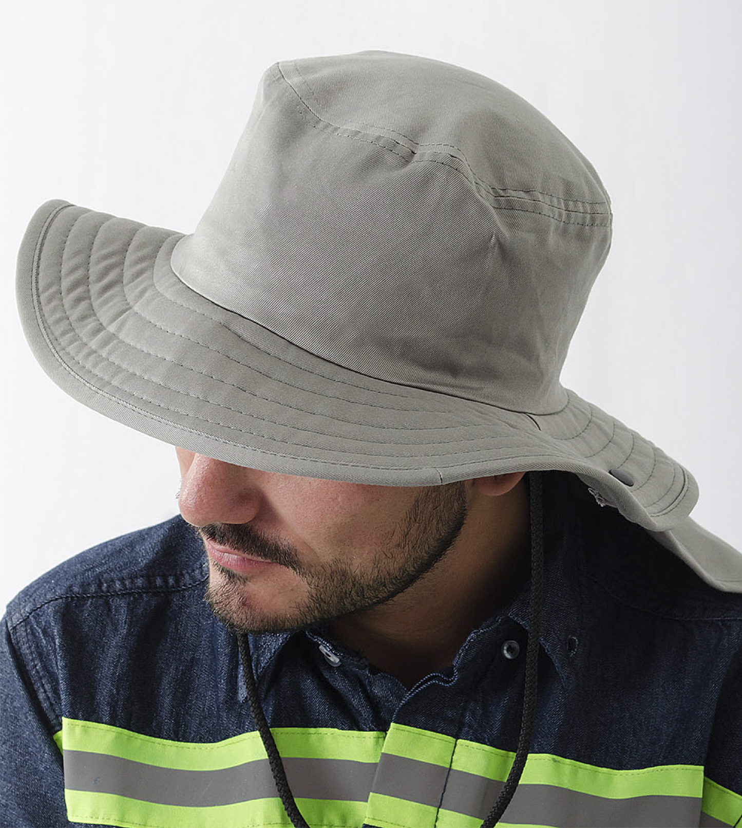 Sombrero tipo safari personalizado en tela drill, ideal para eventos al aire libre, campañas promocionales, dotaciones empresariales y visibilidad de marca – Stamparbq Tiltex.