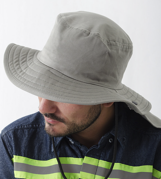 Sombrero tipo safari personalizado en tela drill, ideal para eventos al aire libre, campañas promocionales, dotaciones empresariales y visibilidad de marca – Stamparbq Tiltex.