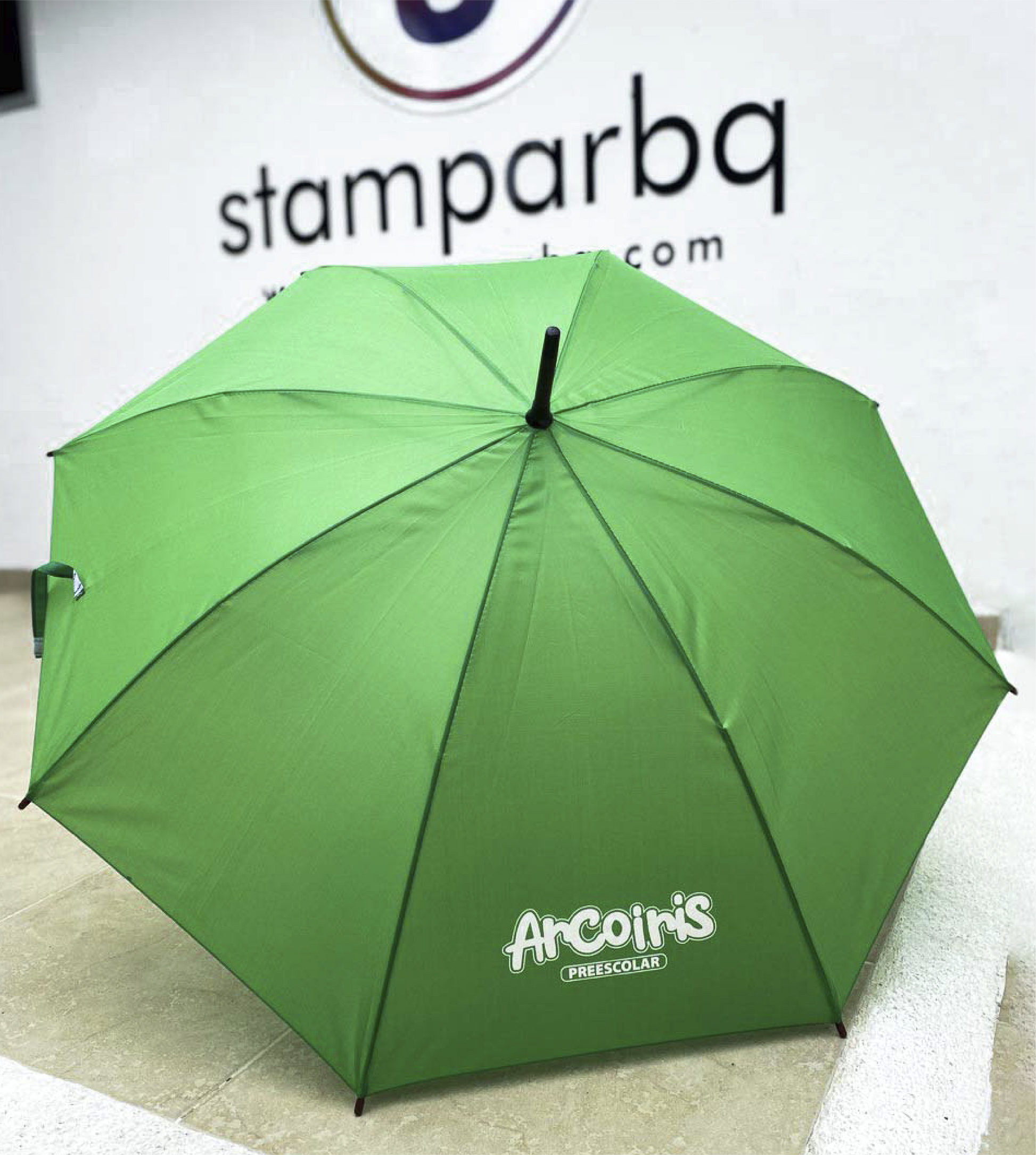 Sombrilla publicitaria unicolor personalizada con logo, ideal para eventos corporativos, activaciones de marca, campañas promocionales y dotaciones – Stamparbq Tiltex.