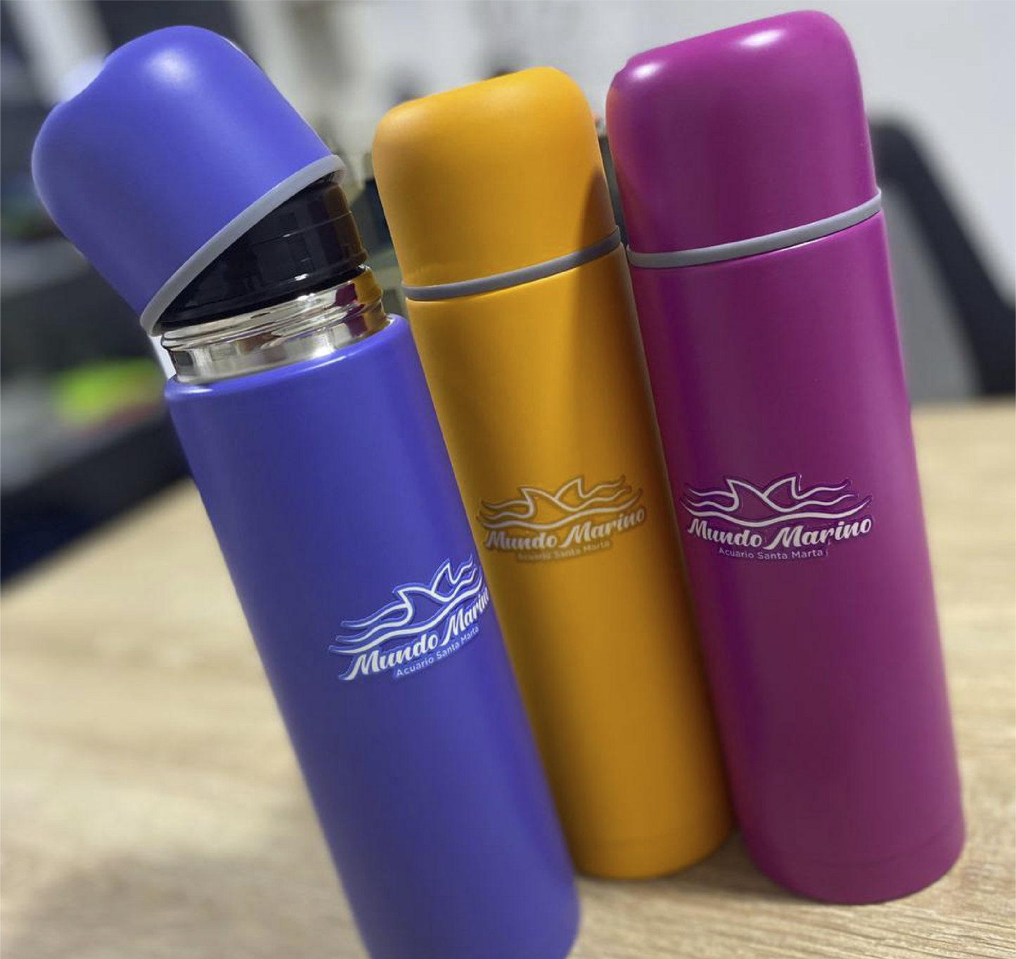 Termo metálico personalizado No.4, elegante y resistente, ideal para regalos corporativos, dotaciones empresariales y campañas de fidelización – Stamparbq Tiltex.