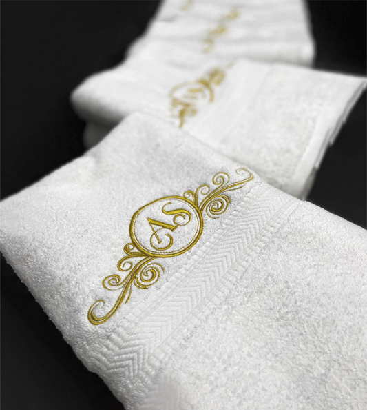 Toalla personalizada en algodón de alta calidad, ideal para bordado corporativo, campañas promocionales, dotaciones de spa, gimnasio o eventos empresariales – Stamparbq Tiltex.