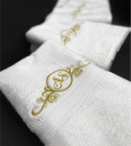 Toalla personalizada en algodón de alta calidad, ideal para bordado corporativo, campañas promocionales, dotaciones de spa, gimnasio o eventos empresariales – Stamparbq Tiltex.