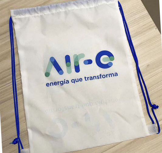Tula promocional personalizada en tela impermeable, resistente al agua y perfecta para actividades al aire libre, dotaciones empresariales y eventos promocionales – Stamparbq Tiltex.